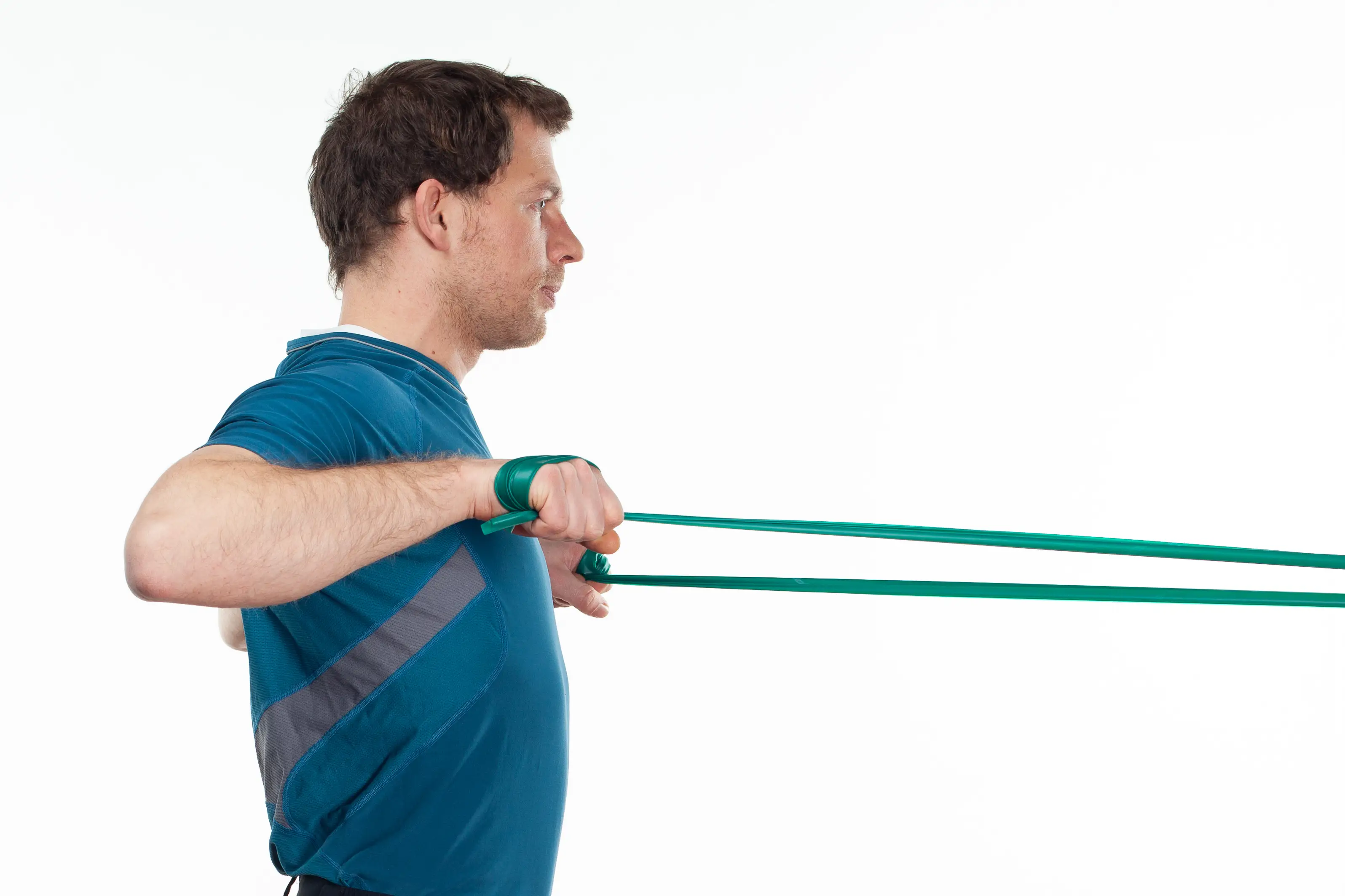 Brustzug mit Widerstandsband, dynamische Fitnessaufnahme