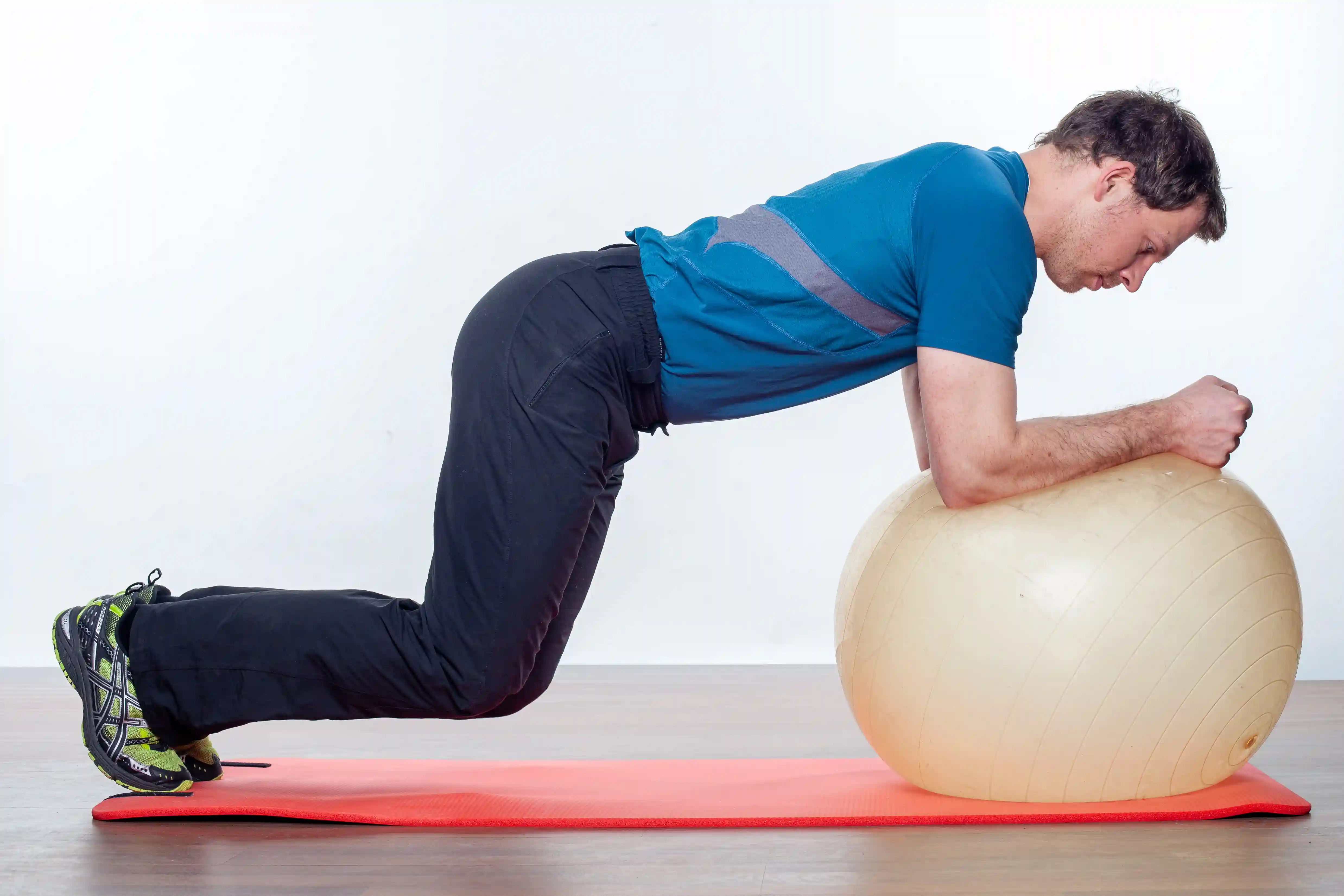 Planke am Gymnastikball in Bewegung fotografiert