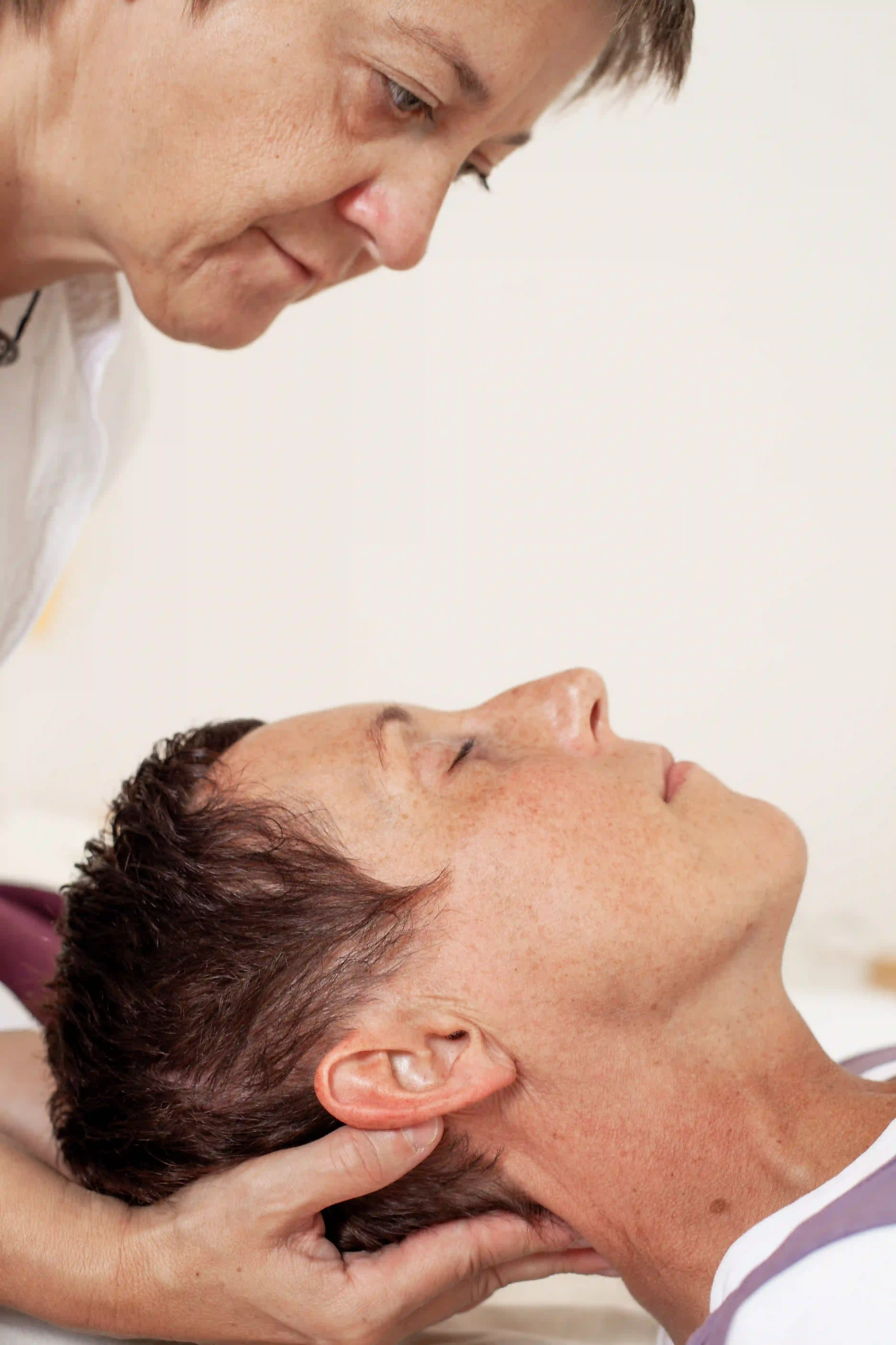 Physiotherapeutische Nackenbehandlung, dokumentarisch fotografiert