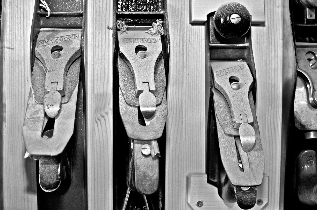 Kleine Hobel in einer Reihe, Detailaufnahme in der Werkstatt