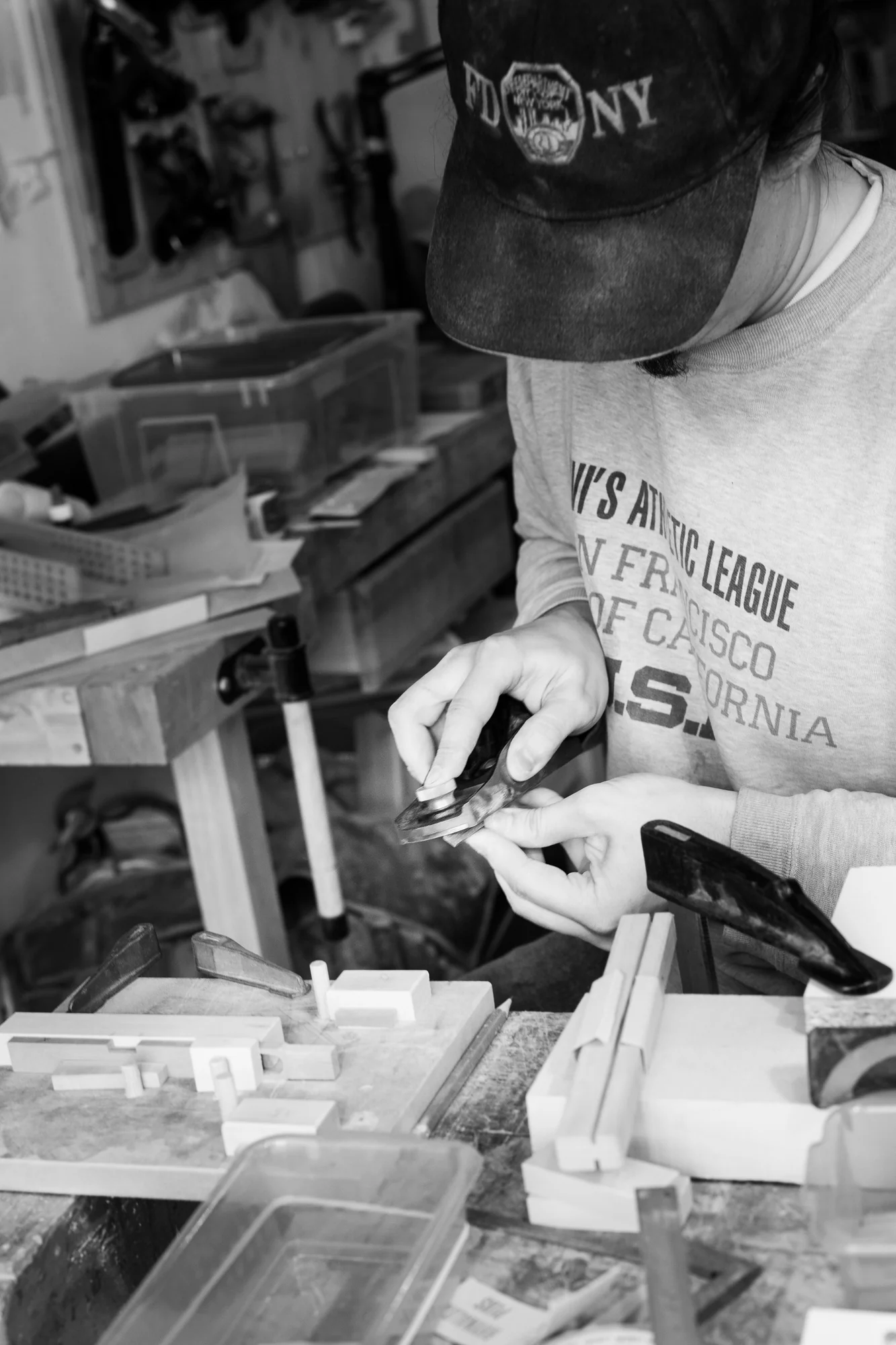 Instrumentenbauer bei konzentrierter Feinarbeit an der Werkbank