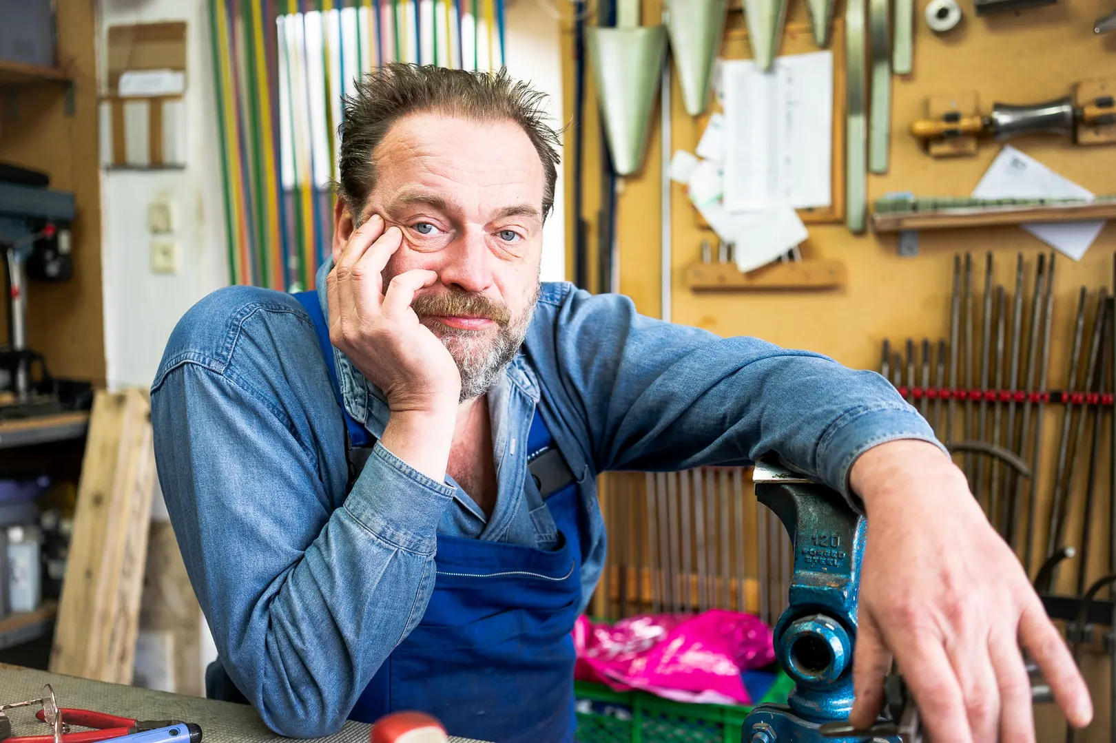 Porträt eines Instrumentenbauers in seiner Werkstatt
