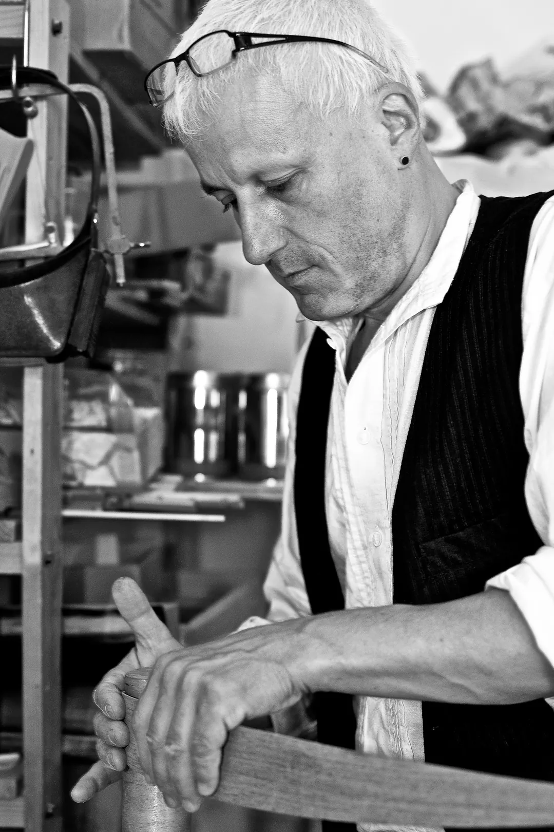 Lautenbauer bei der Arbeit an der Werkbank