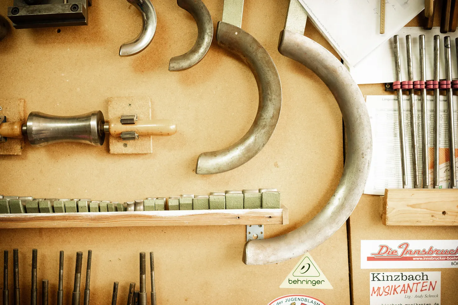 Werkzeuge und Instrumententeile an der Werkstattwand