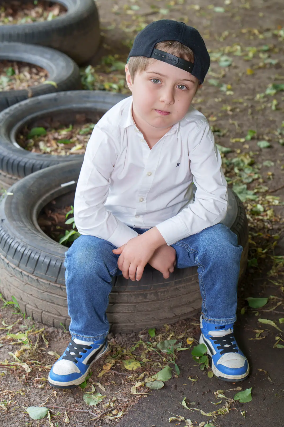 Kindergartenkind im Freien fotografiert