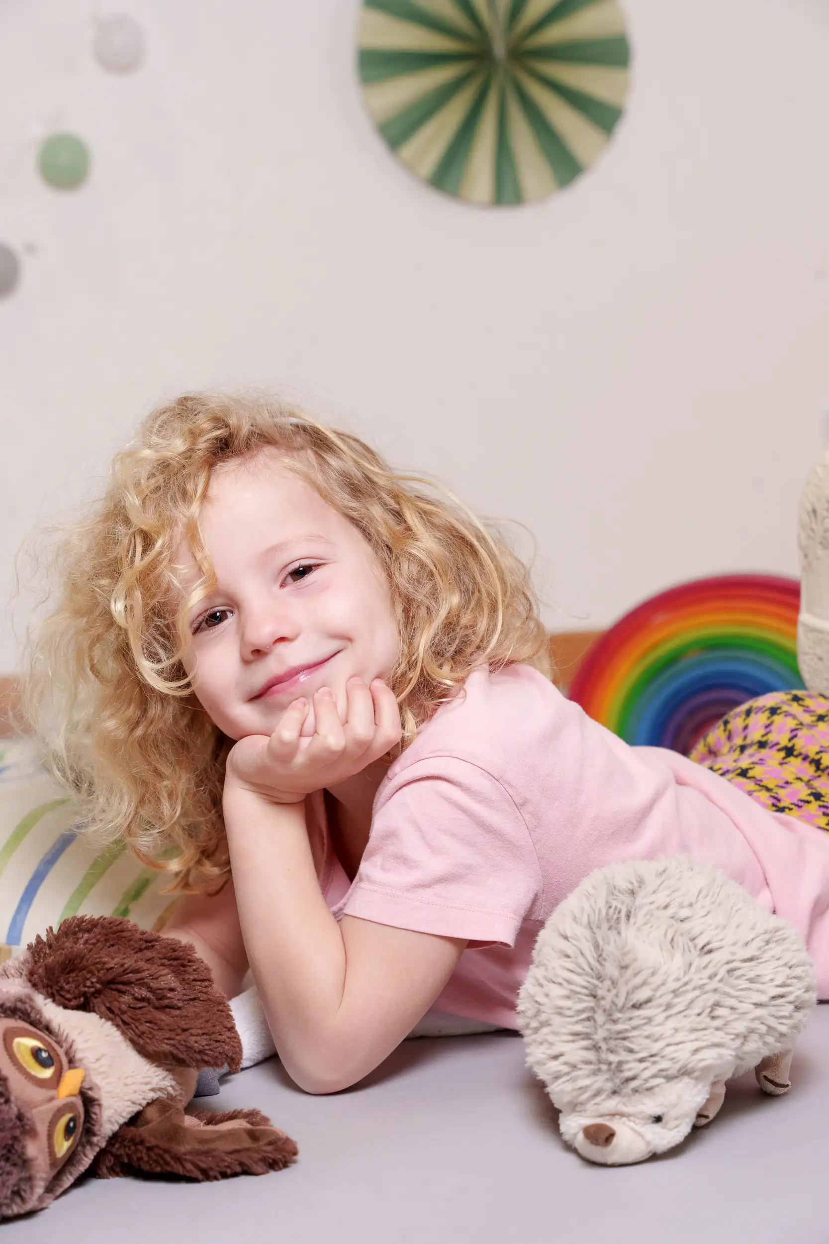 Kindergartenkind entspannt liegend fotografiert