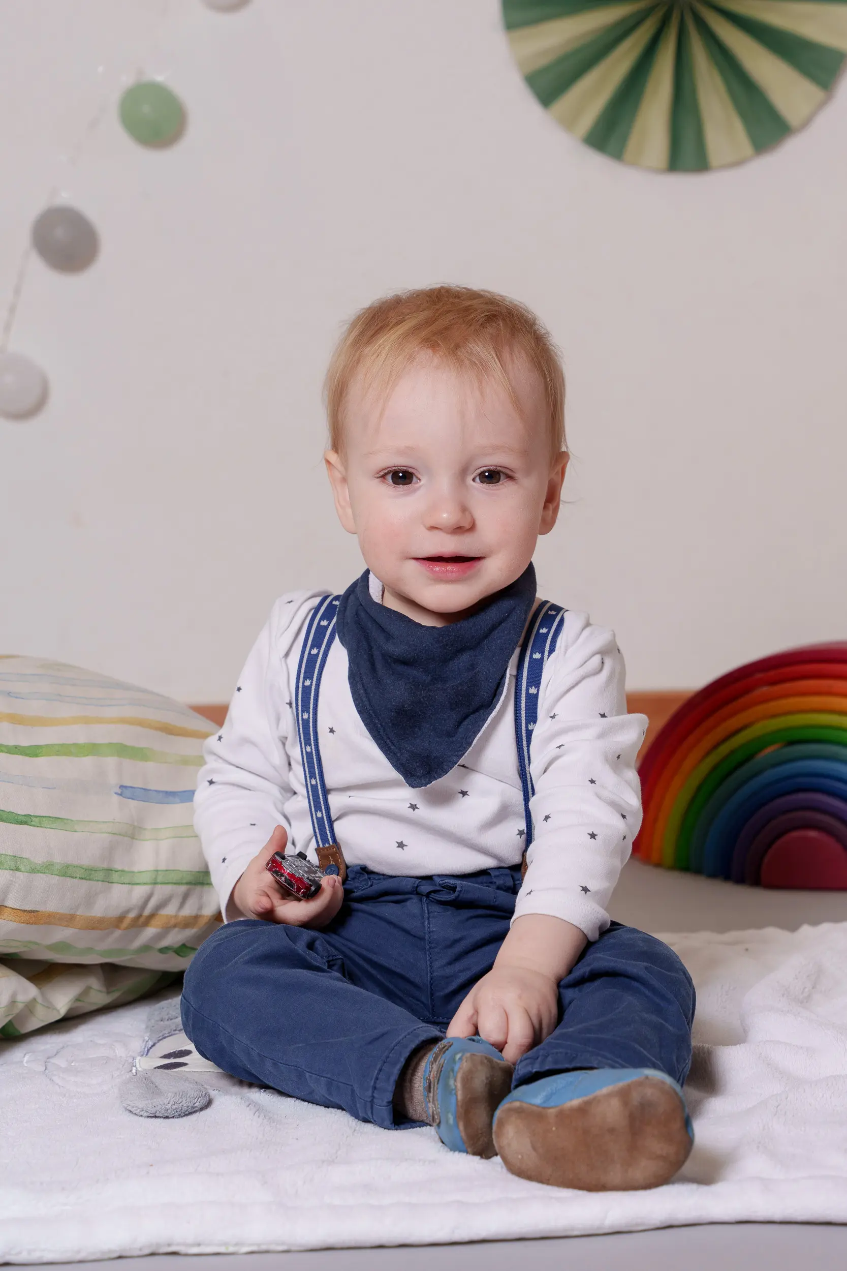 Kindergartenkind sitzend fotografiert, natürliches Licht