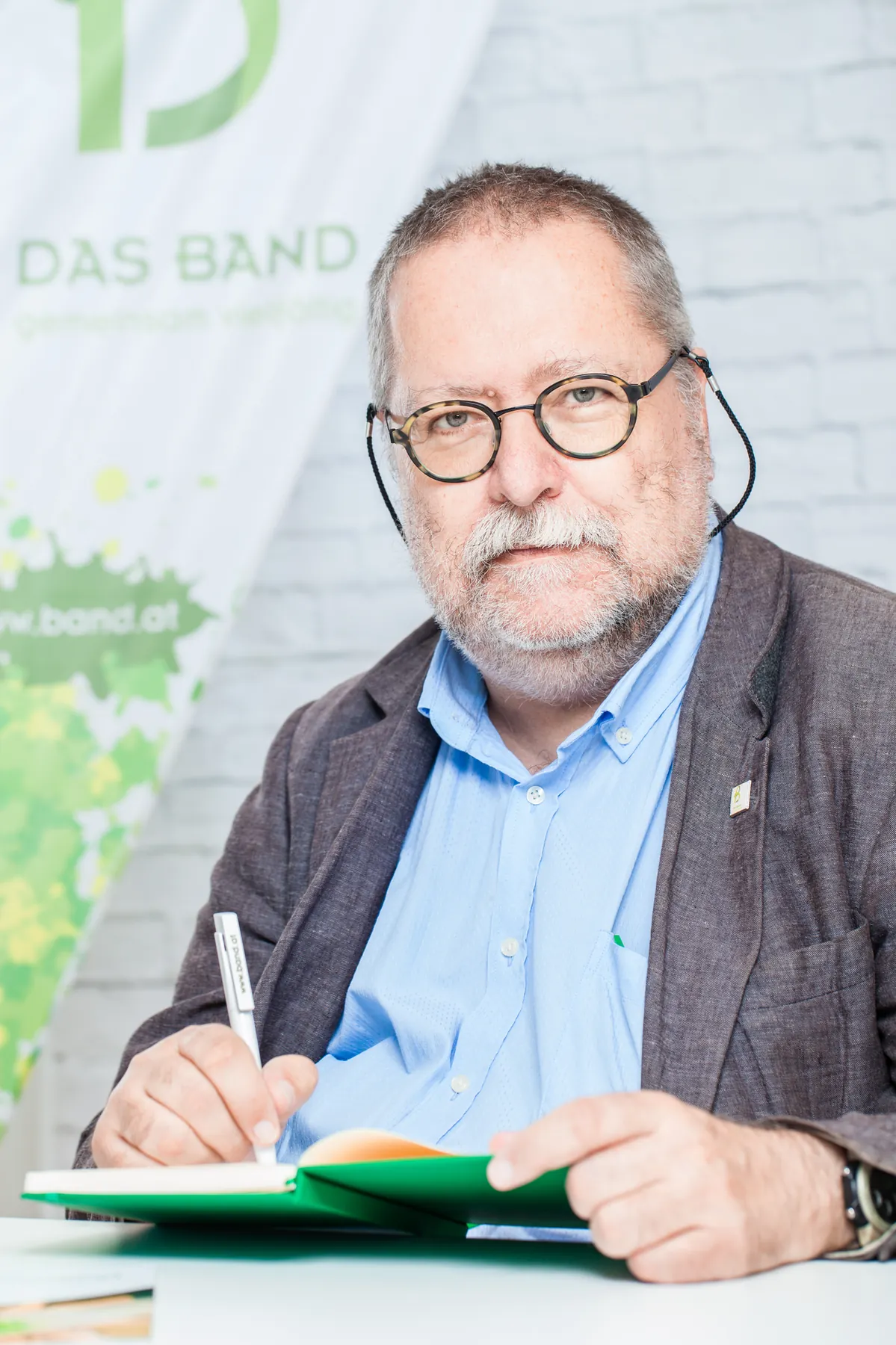 Businessporträt eines Mannes bei der Arbeit am Schreibtisch