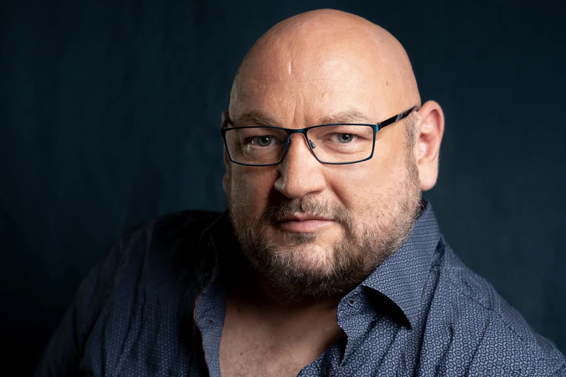 Charakterstarkes Businessporträt eines Mannes vor dunklem Hintergrund