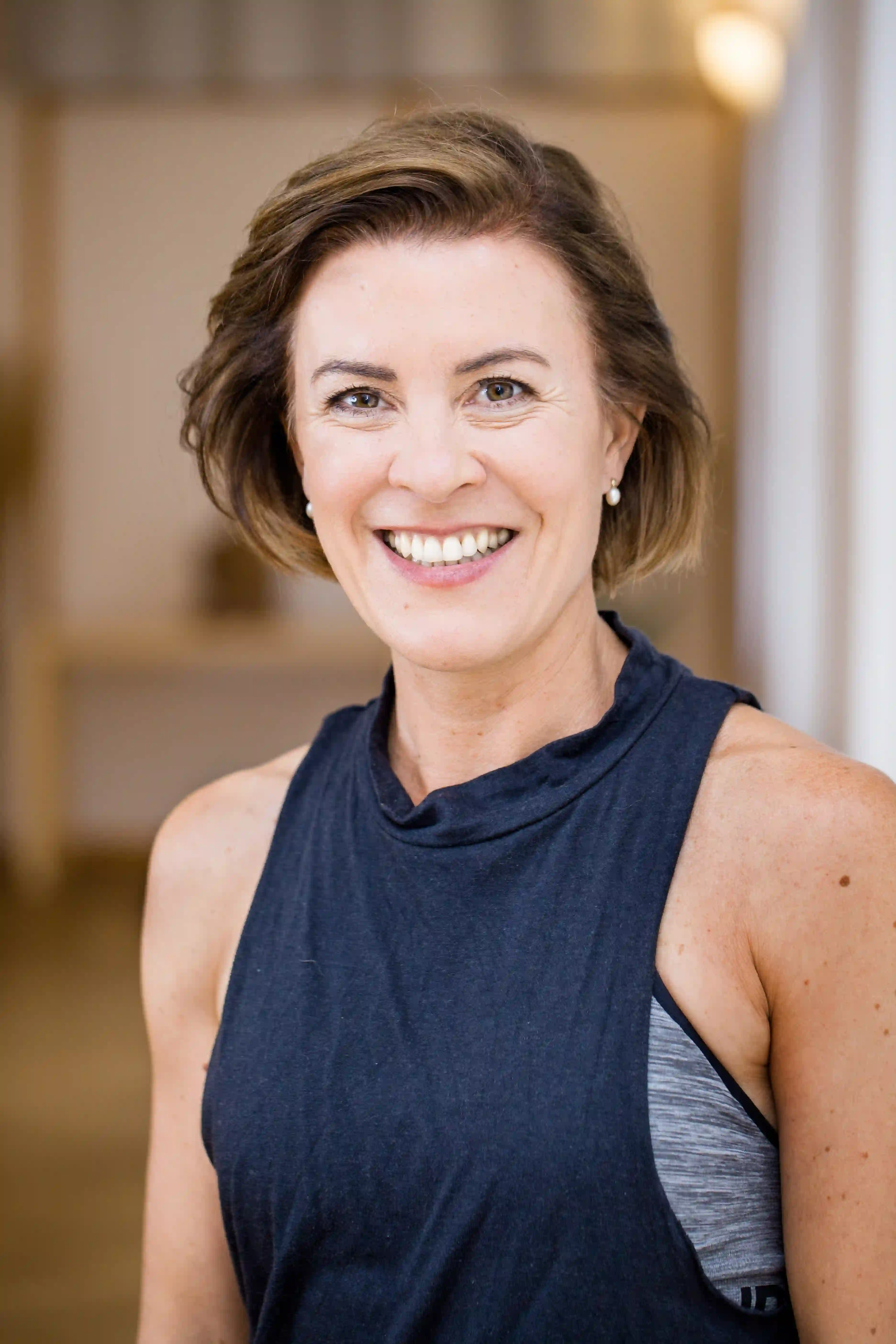 Businessportrait einer Kundin im Halbprofil