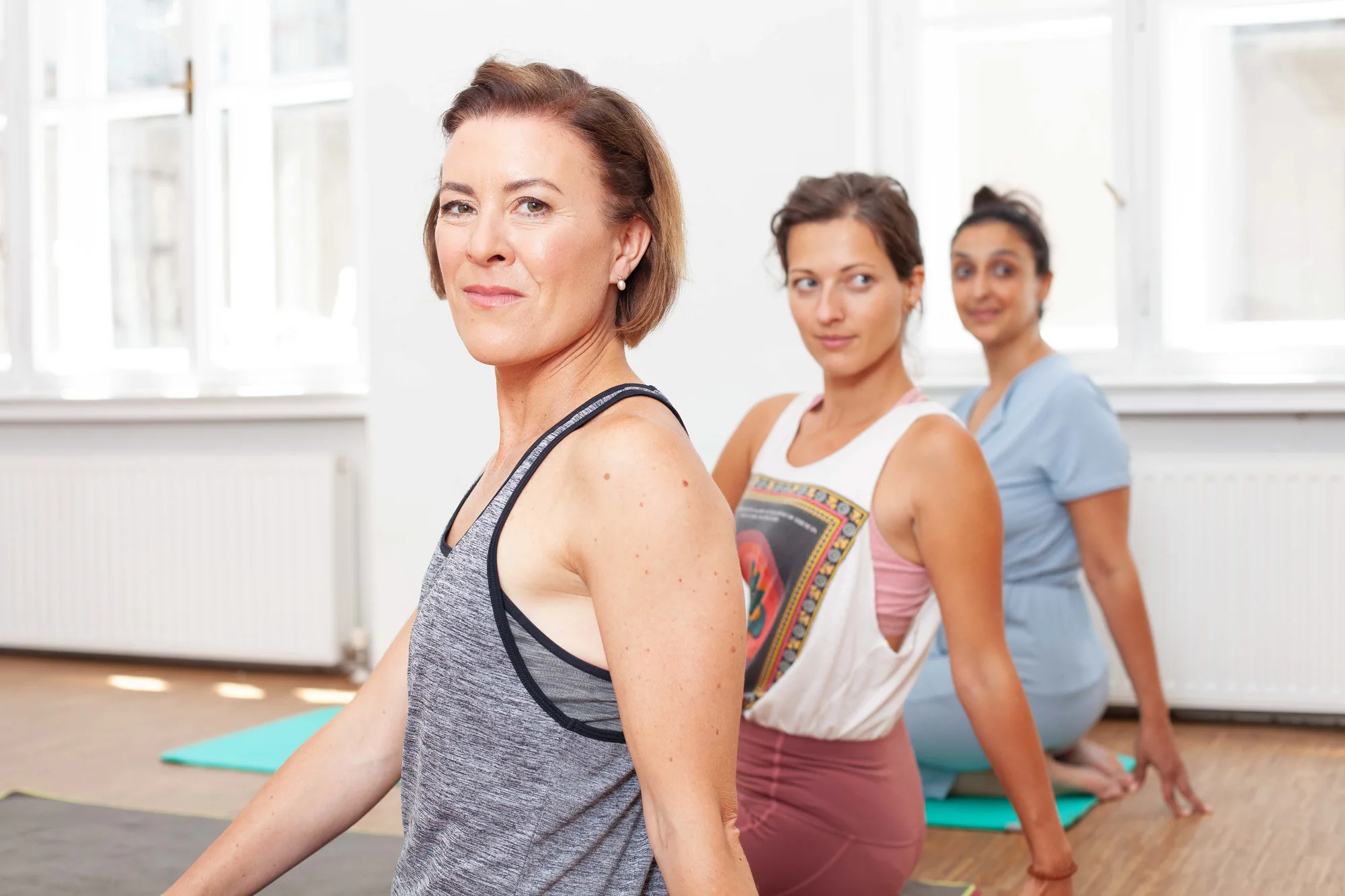 Yogatrainerin mit ihrer Gruppe während der Stunde