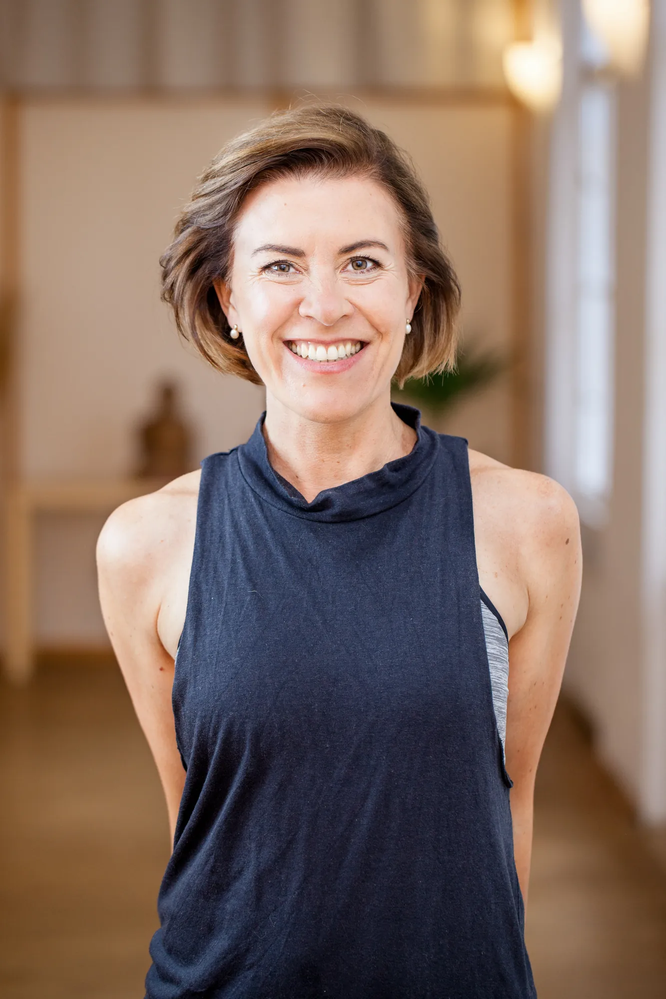Porträt einer Yogatrainerin in ihrem Studio in Wien